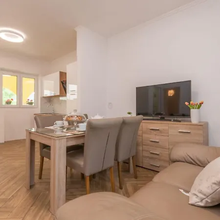 Teresa - Great Location & Parking