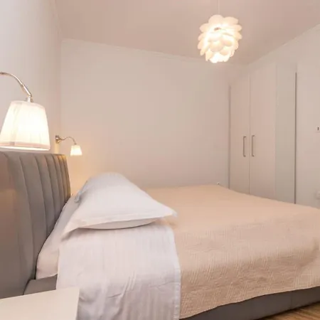 Teresa - Great Location & Parking * Sali