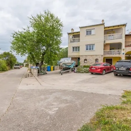 Teresa - Great Location & Parking *