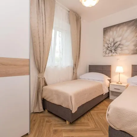 Teresa - Great Location & Parking Sali