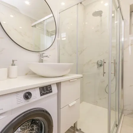 Teresa - Great Location & Parking * Sali